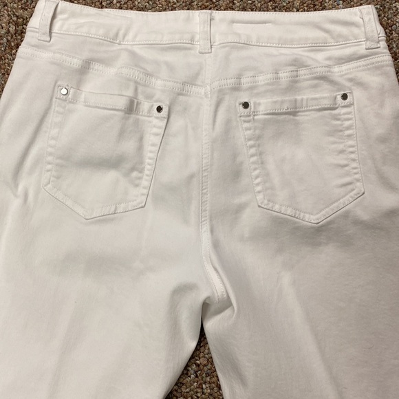 Chico’s white jeans with gray beads design-size 0 Slimmer- medium - Picture 5 of 12